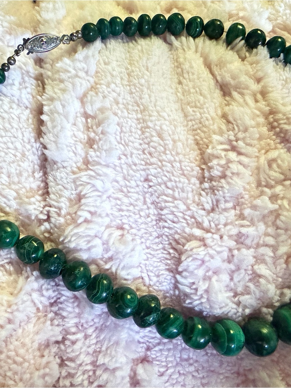 VINTAGE MALACHITE GRADUATED BEADED STONE NECKLACE 16” IN LONG 81 GRAMS